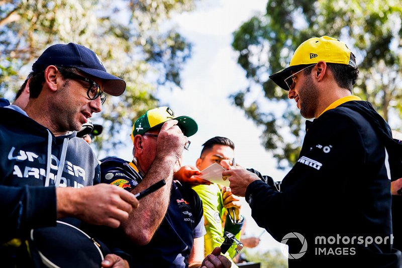 Daniel Ricciardo, Renault signs a autograph for a fan