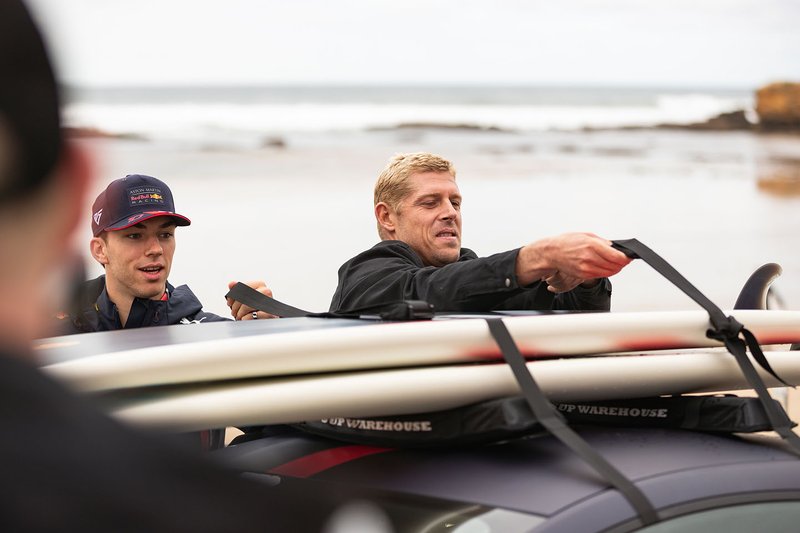 Il tre volte campione del mondo di surf Mick Fanning porta Max Verstappen e Pierre Gasly a fare surf a Torquay