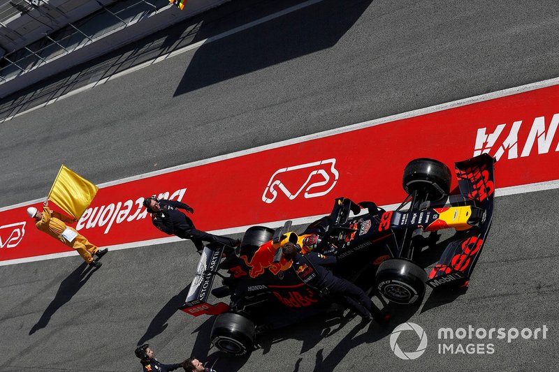 Max Verstappen, Red Bull Racing RB15 se para en el pitlane