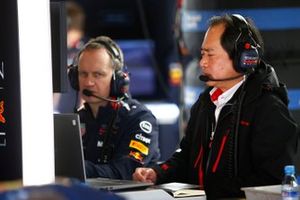 Honda-teamlid in de garage van Red Bull Racing