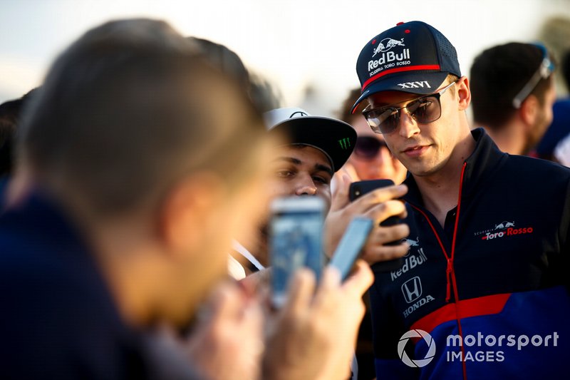 Daniil Kvyat, Toro Rosso takes a selfie with a fan