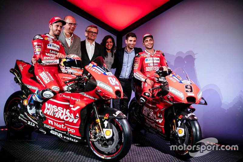 Andrea Dovizioso, Ducati Team, und Danilo Petrucci, Ducati Team, mit Riccardo Parino, Miroslaw Zielinski, Patricia Klaric, Sebastiano Cremonini