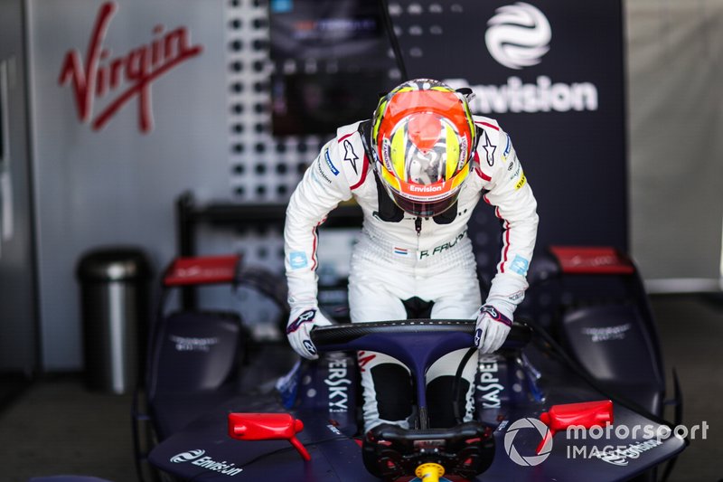 Robin Frijns gets into his Envision Virgin Racing, Audi e-tron FE05