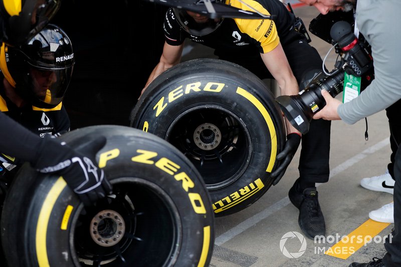 Meccanici Renault F1 Team con pneumatici Pirelli e un cameraman