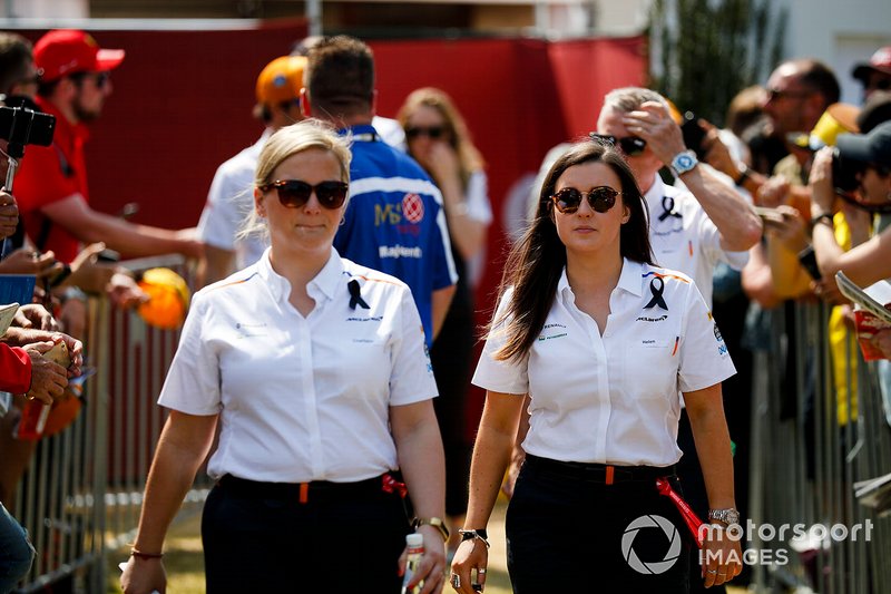 Сотрудники McLaren в паддоке с лентами в память о Чарли Уайтинге