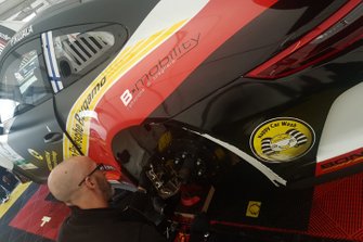 Meccanico al lavoro sulla Porsche di Patrick Kujala, Bonaldi Motorsport