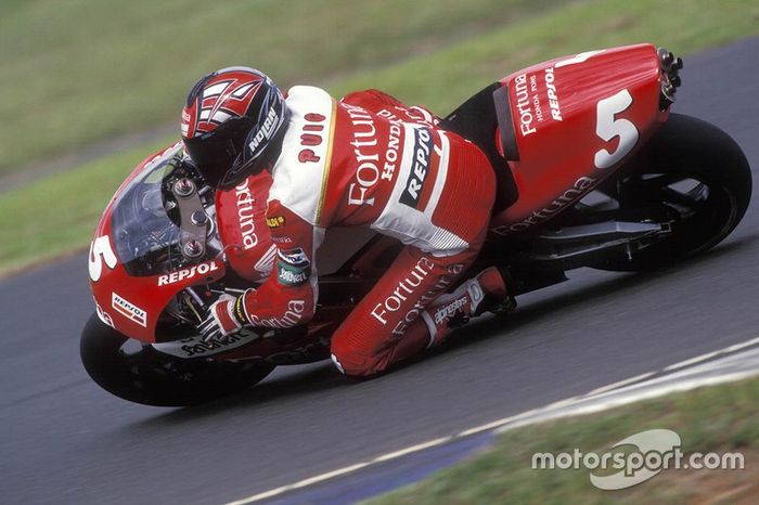 Alberto Puig y su inconfundible estilo al manillar de la Honda NSR 500