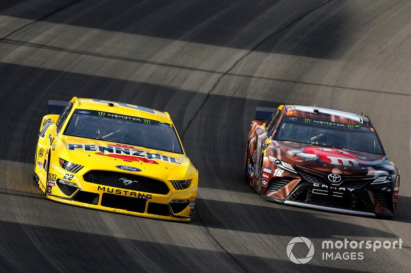 Joey Logano, Team Penske, Ford Mustang Pennzoil and Kyle Busch, Joe Gibbs Racing, Toyota Camry M&M's Chocolate Bar