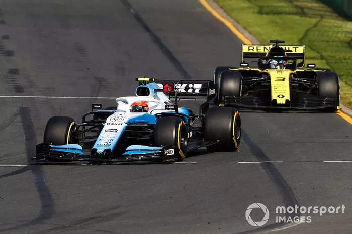 Robert Kubica, Williams FW42, precede Daniel Ricciardo, Renault F1 Team R.S.19