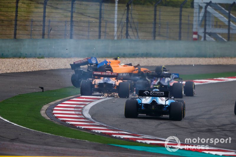 Daniil Kvyat, Toro Rosso STR14, se toca con Carlos Sainz Jr., McLaren MCL34, y Lando Norris, McLaren MCL34, en la salida