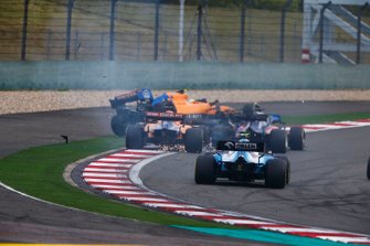 Daniil Kvyat, Toro Rosso STR14, crash met Carlos Sainz Jr., McLaren MCL34, en Lando Norris, McLaren MCL34