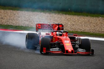 Sebastian Vettel, Ferrari SF90 lastiklerini kilitliyor