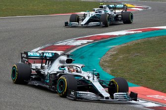 Lewis Hamilton, Mercedes AMG F1 W10, voor Valtteri Bottas, Mercedes AMG W10