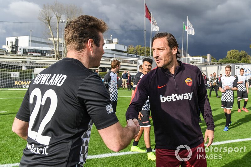 Oliver Rowland cumprimenta Francesco Totti