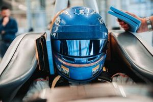 Ajuste del asiento de Fernando Alonso para Indy 500