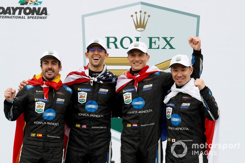 Los ganadores de las 24 Horas de Daytona 2019 #10 Wayne Taylor Racing Cadillac DPi: Renger Van Der Zande, Jordan Taylor, Fernando Alonso, Kamui Kobayashi