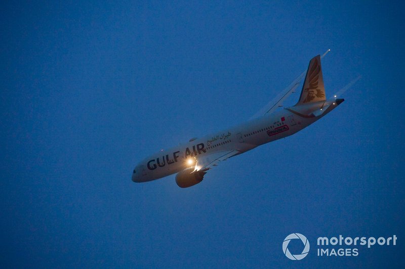 Un Boeing 787-9 Dreamliner Gulf Air sorvola la griglia prima della partenza