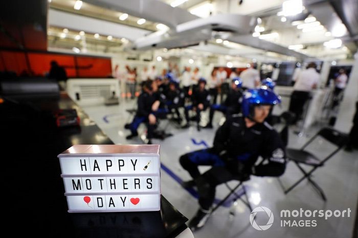 Feliz Día de las Madres de la tripulación del foso de McLaren