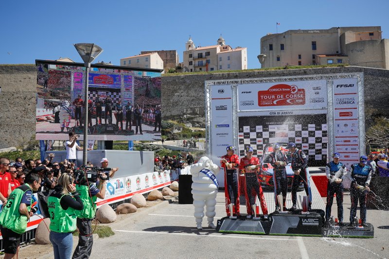 Podio: Ganadores Thierry Neuville, Nicolas Gilsoul, Hyundai Motorsport Hyundai i20 Coupe WRC, segundo lugar Sébastien Ogier, Julien Ingrassia, Citroën World Rally Team Citroën C3 WRC, tercer lugar Elfyn Evans, Scott Martin, M-Sport Ford WRT Ford Fiesta WRC