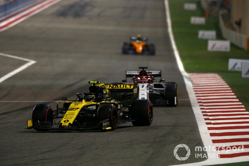Nico Hulkenberg, Renault R.S. 19, leads Kimi Raikkonen, Alfa Romeo Racing C38