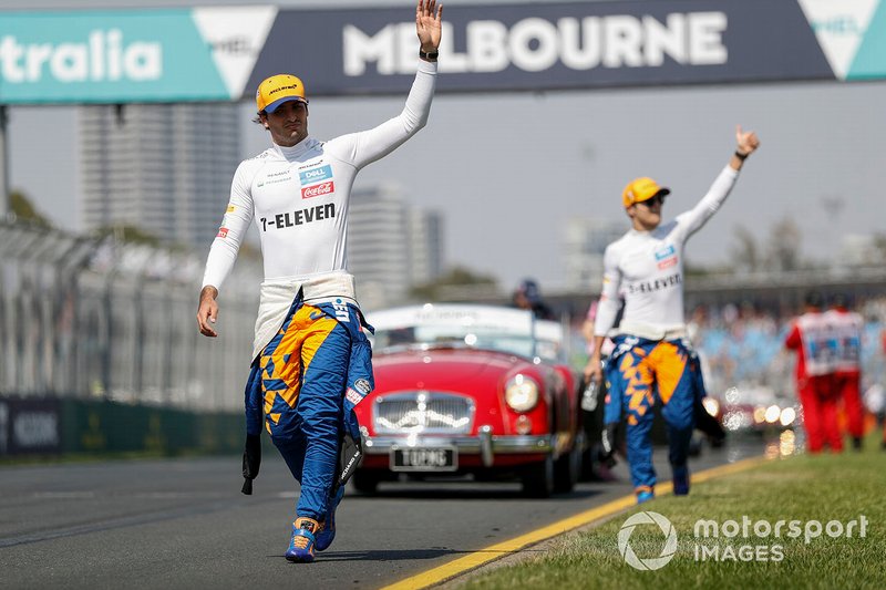 Carlos Sainz Jr., McLaren, y Lando Norris, McLaren, en el desfile de pilotos