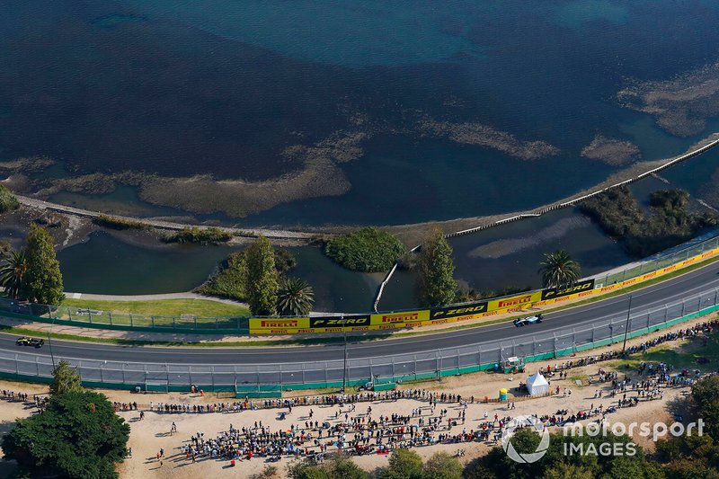 Daniel Ricciardo, Renault F1 Team R.S.19, leads Robert Kubica, Williams FW42