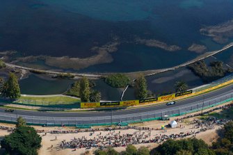 Daniel Ricciardo, Renault F1 Team R.S.19, voor Robert Kubica, Williams FW42
