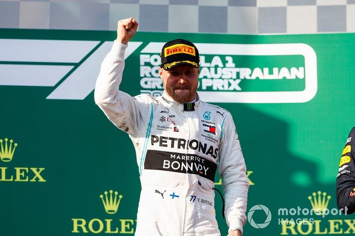 El ganador Valtteri Bottas, Mercedes AMG F1 celebra en el podio