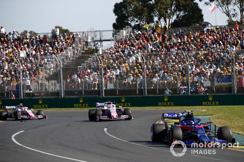 Alexander Albon, Toro Rosso STR14, precede Sergio Perez, Racing Point RP19, e Lance Stroll, Racing Point RP19