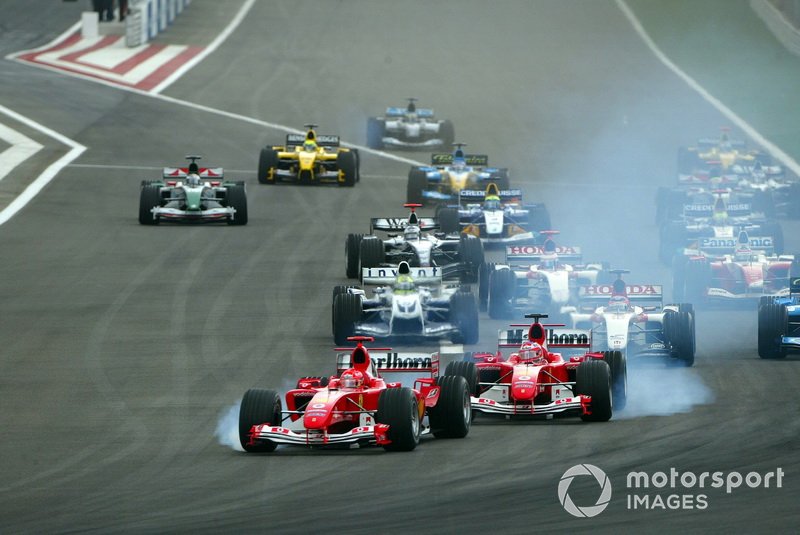 Michael
Schumacher, Ferrari F2004 e Rubens Barrichello, Ferrari F2004 , al bloccaggio alla partenza della gara