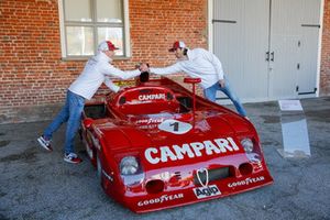 Antonio Giovinazzi, Alfa Romeo Racing y Kimi Raikkonen, Alfa Romeo Racing, se dan la mano al lado de un Alfa Romeo Tipo 33 TT12