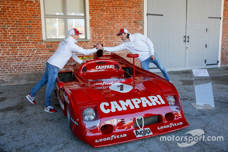 Antonio Giovinazzi, Alfa Romeo Racing e Kimi Raikkonen, Alfa Romeo Racing, si stringono la mano accanto a una Alfa Romeo Tipo 33 TT12