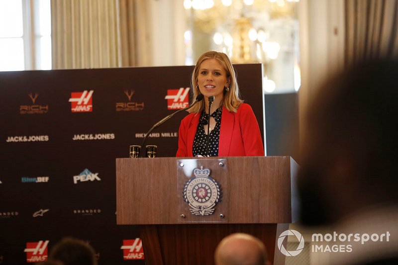 Presentadora Nicki Shields