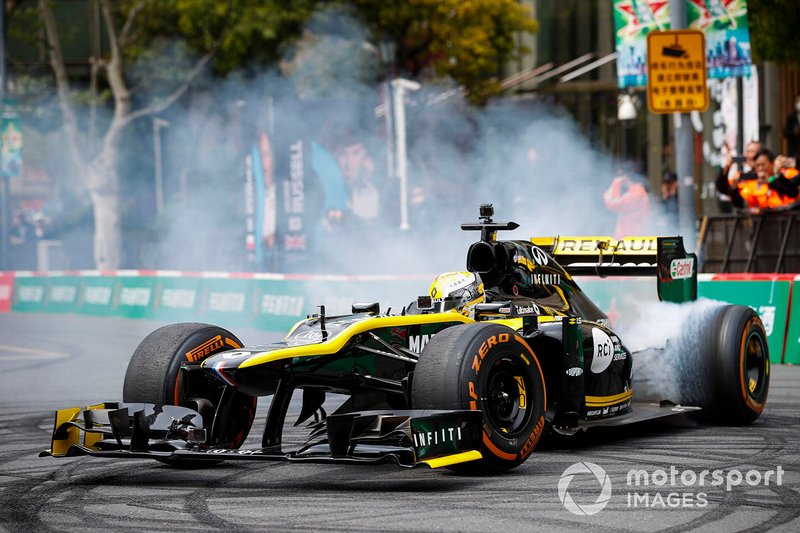 Demonstration with Guanyu Zhou, Renault F1 Team