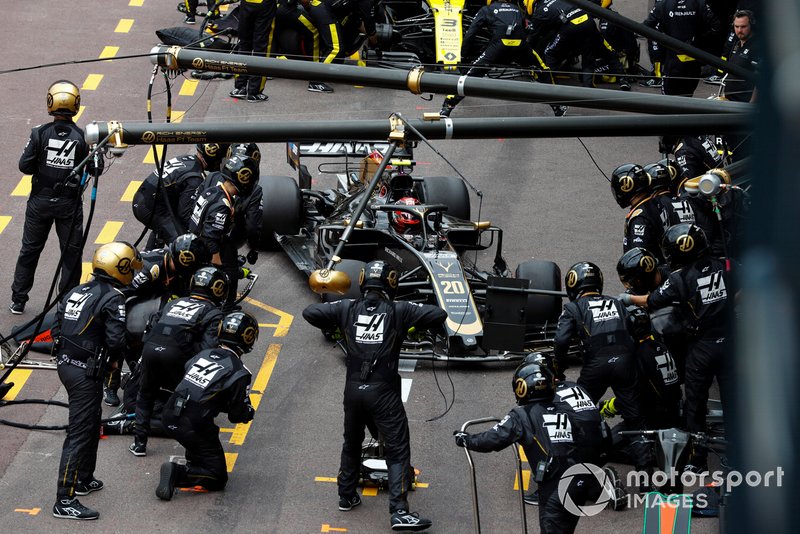 Kevin Magnussen, Haas F1 Team VF-19 pitstop