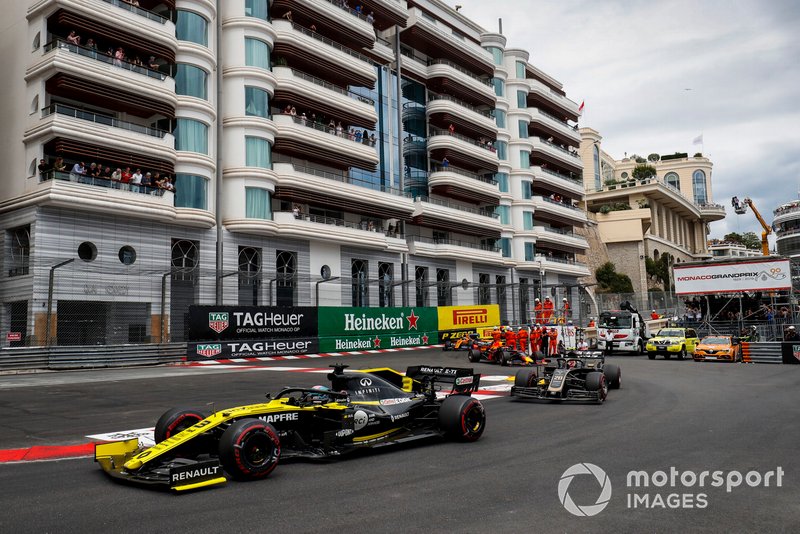 Daniel Ricciardo, Renault R.S.19, precede Kevin Magnussen, Haas F1 Team VF-19, e Pierre Gasly, Red Bull Racing RB15