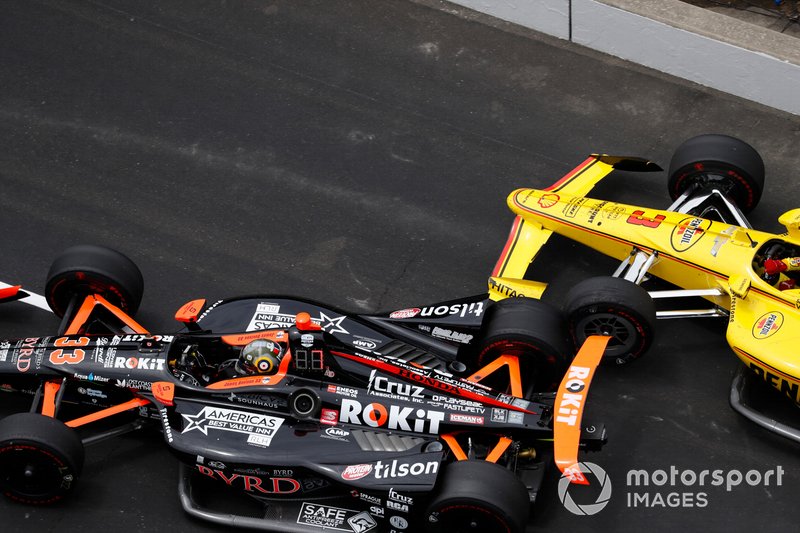 James Davison, Dale Coyne Racing Honda, Helio Castroneves, Team Penske Chevrolet crash in pit lane