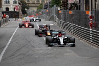 Lewis Hamilton, Mercedes AMG F1 W10, voor Daniel Ricciardo, Renault R.S.19, en Sebastian Vettel, Ferrari SF90