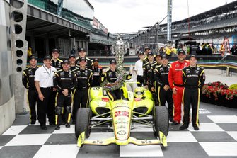 Simon Pagenaud, Team Penske Chevrolet, Victory Lane, et son équipe