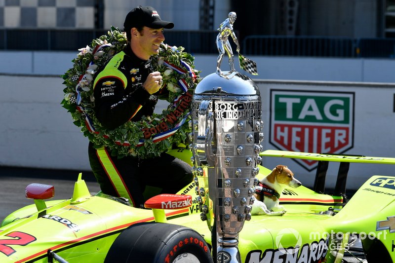 Simon Pagenaud and Norman, Team Penske Chevrolet con el trofeo Borg-Warner
