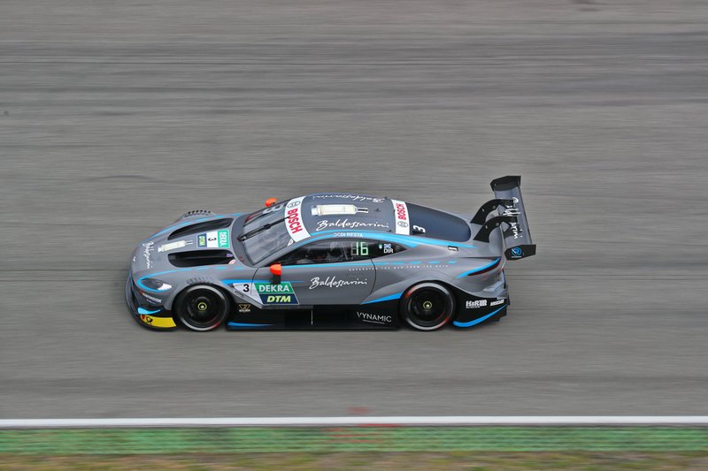 Bei Paul di Resta wurden die R-Motorsport-Logos durch den Schriftzug des neuen Parfüm-Sponsors ersetzt. Zudem wurden seine Rückspiegel rot lackiert. Im Vergleich zum alten Design fällt der schwarze Streifen an der Unterseite des Autos auf.