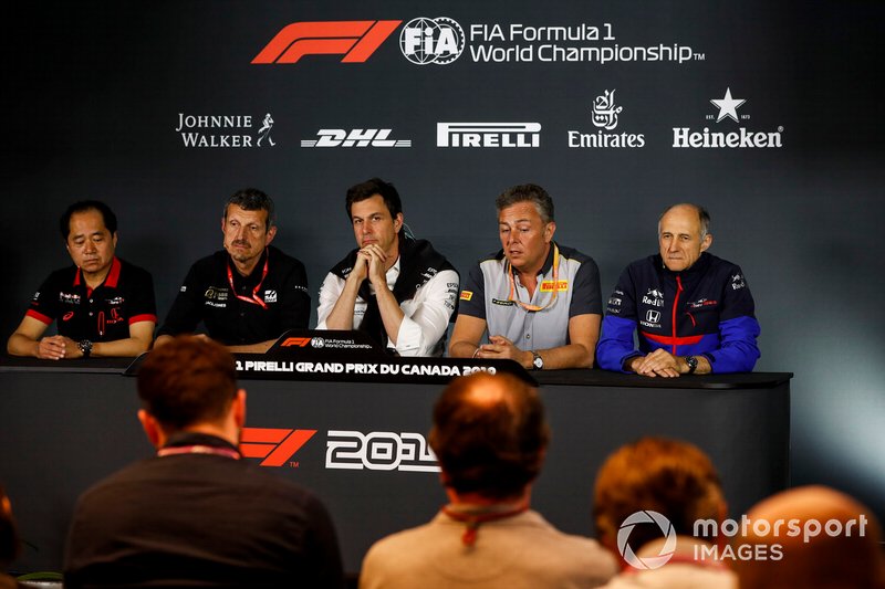 Toyoharu Tanabe, Director Técnico de F1, Honda, Guenther Steiner, Director del Equipo, Haas F1, Toto Wolff, Director Ejecutivo (Negocios), Mercedes AMG, Mario Isola, Gerente de Carreras, Pirelli Motorsport, y Franz Tost, Director del Equipo, Toro Rosso, Conferencia de prensa de los directores de equipo