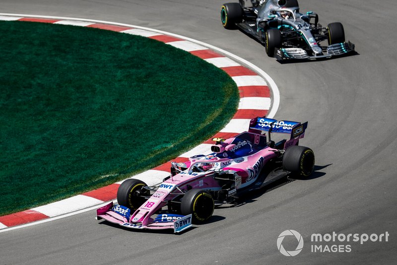 Lance Stroll, Racing Point RP19, precede Lewis Hamilton, Mercedes AMG F1 W10