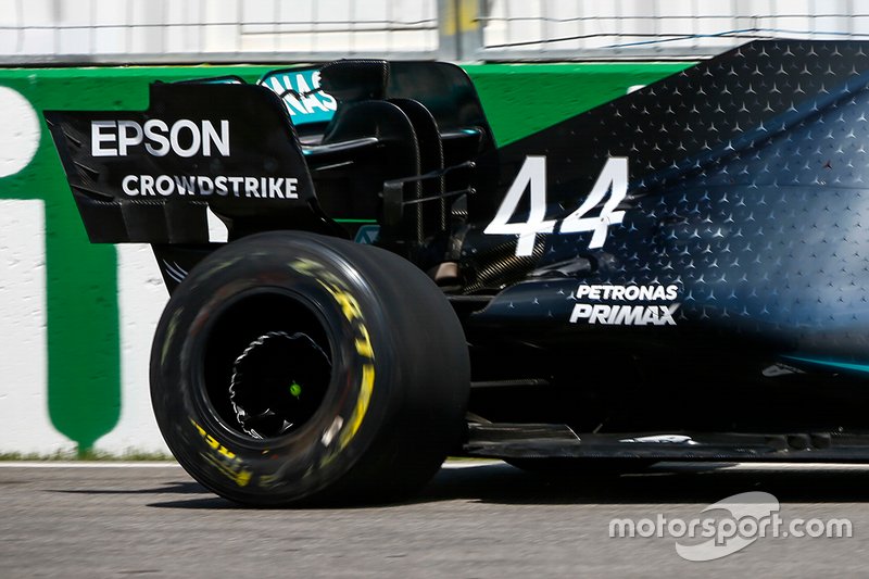 Neumático trasero dañado de Lewis Hamilton, Mercedes AMG F1 W10 después de golpear el muro