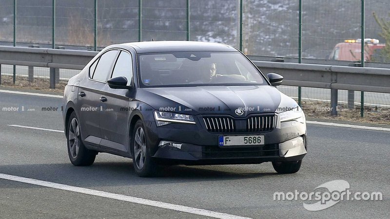 Шпигунське фото оновленого Skoda Superb 2019 року