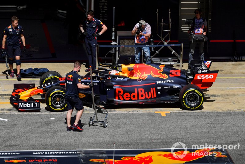 Max Verstappen, Red Bull Racing RB15, in the pits