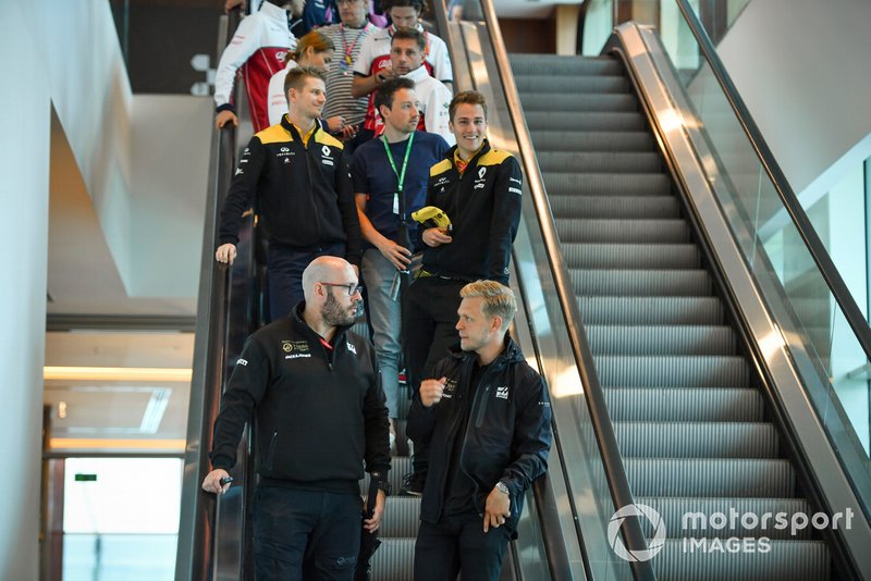 Kevin Magnussen, Haas F1, Nico Hulkenberg, Renault F1 Team y Antonio Giovinazzi, Alfa Romeo Racing en una escalera mecánica.