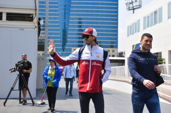 Antonio Giovinazzi, Alfa Romeo Racing in de paddock