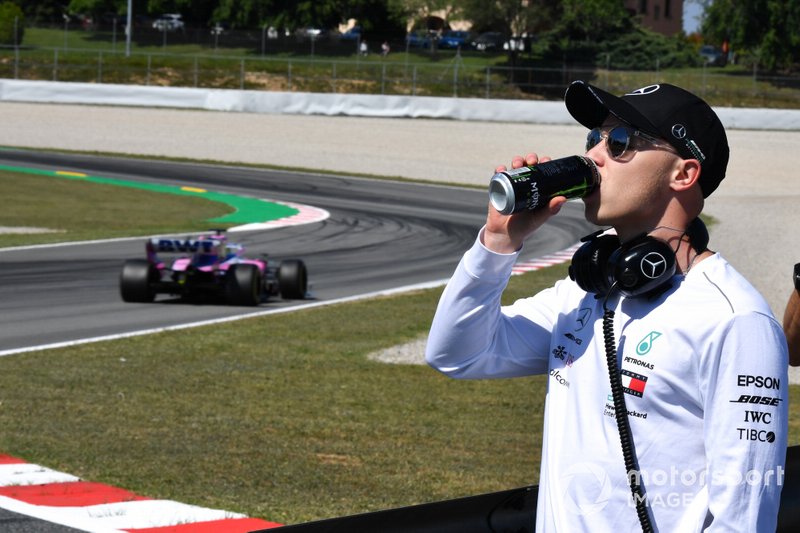 Nikita Mazepin, Mercedes AMG, observe les F1 en piste