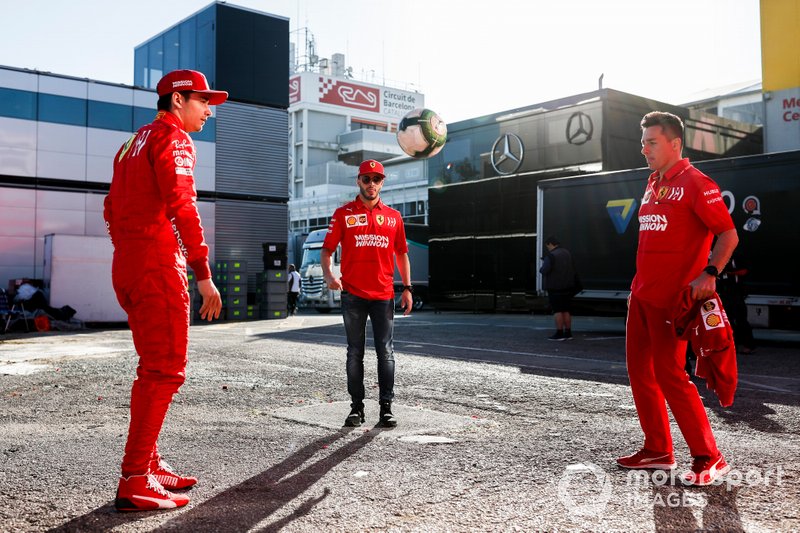 Charles Leclerc, Ferrari, juega al fútbol en el paddock con Antonio Fuoco, Ferrari, y su entrenador